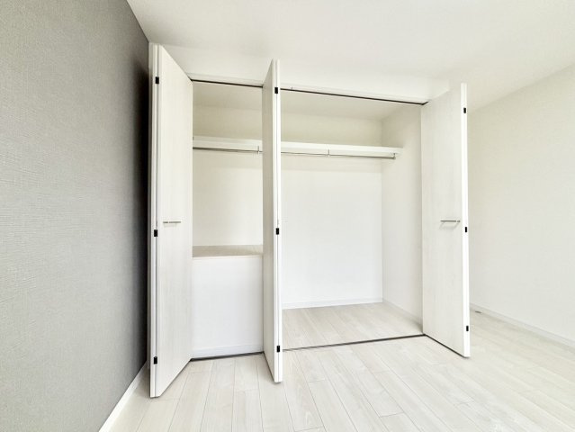 ◆室内はいつも明るい印象なので気持ちの良い朝を迎えられます。各部屋にはクローゼットを完備しており、収納が多いお家はすっきりして快適空間です。　【モデルルーム】