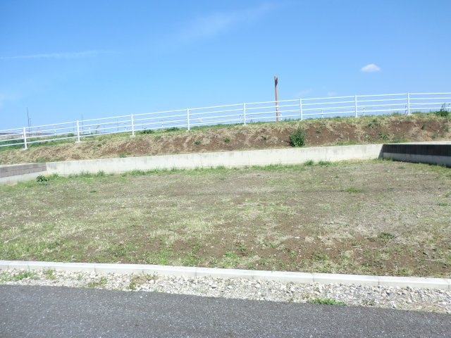 3区画の中の中央の土地です。