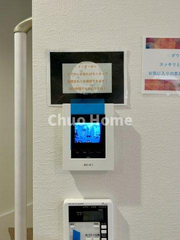 【モニターホン】誰が来たかすぐにわかるカラーモニター付きインターホン。通話ボタンを押すまでは室内の音は漏れていませんので相手を確かめてから応対できます。