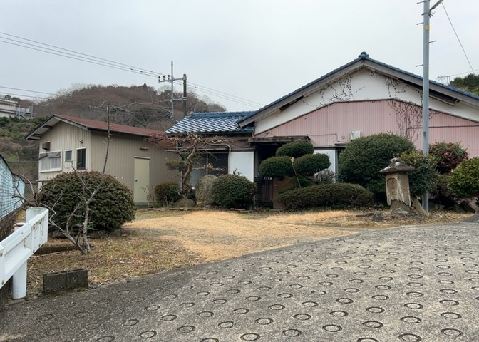 現地に行くなら、物件の周囲の地形がどうなっているかを見ることも大切です。周辺より低くなっている土地では、大雨などで水が集まりやすいため、地盤が弱くなっているということも考えられるため、注意が必要です。