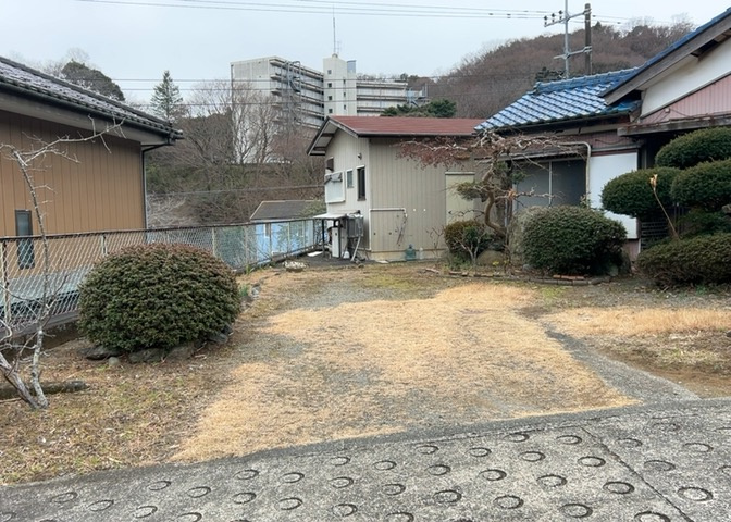 土地購入を検討されている場合、境界杭がない状態で購入してしまうと境界確定測量をする必要があり、費用がかかります。購入の前に、売主、隣土地所有者立ち合いのもと境界を確定し境界杭を設置するのがベストです。