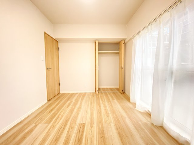 南東洋室、角部屋につき2面採光です♪