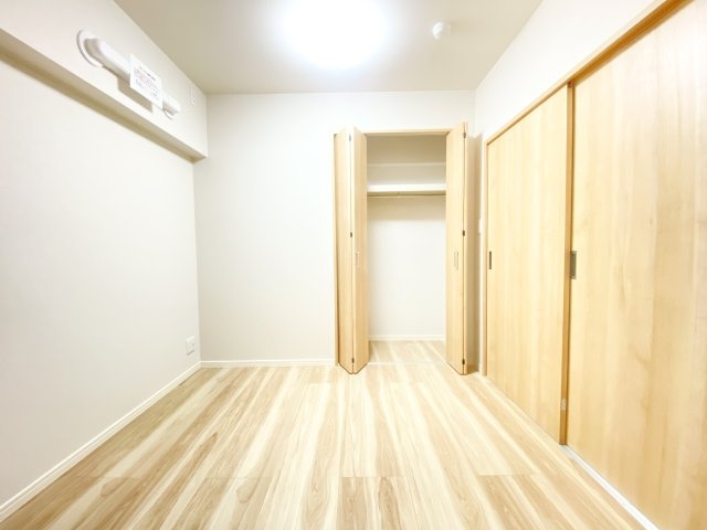 北側洋室、可動式間仕切り付きで使いやすいです♪エアコン取付可能！