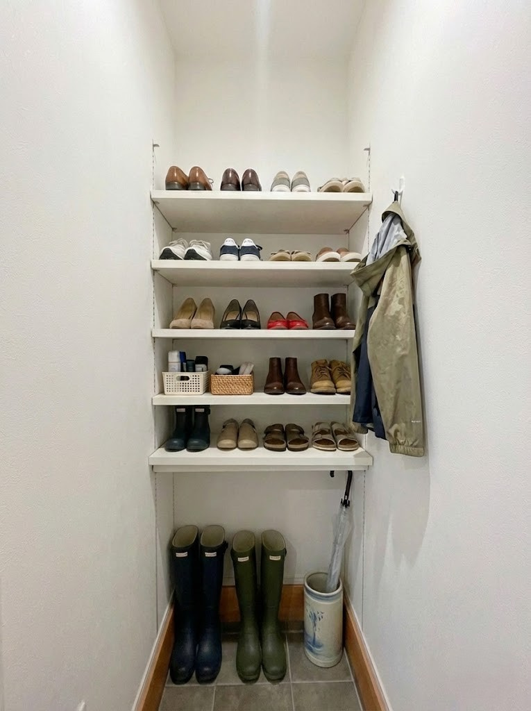 【SIC】　シューズクロークは可動タイプの棚なので、高さに合わせて収納できます。※画像はイメージです。　お庭で使うものやベビーカーなどスッキリまとめられます。