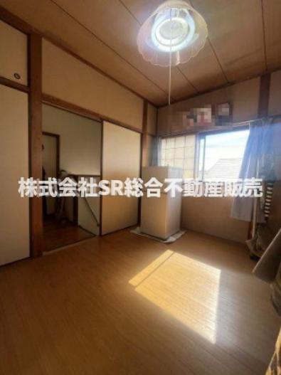 落ち着いた色調の洋室です