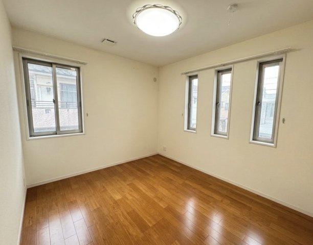 3つの縦窓が印象的な洋室で、デザイン性と採光性を兼ね備えた空間です。複数方向から光が入ることで、日中は明るく快適に過ごせます。広さもしっかりあり、主寝室や趣味のお部屋としてもおすすめです。