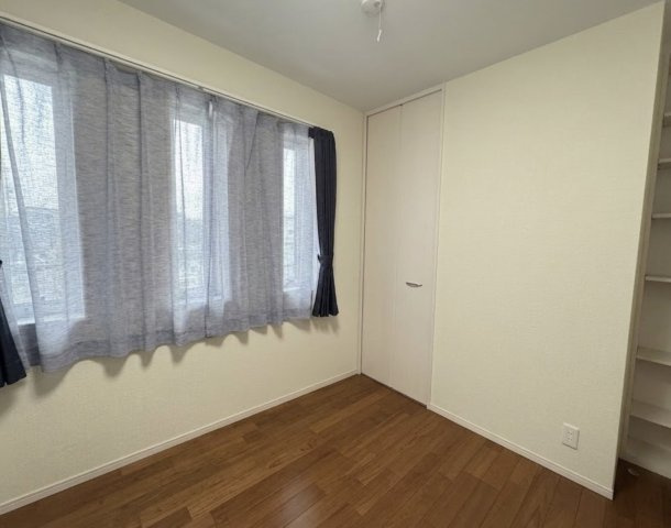 コンパクトながらも使い勝手の良い洋室。収納スペースも確保されており、衣類や日用品をすっきり整理できます。寝室や子供部屋、在宅ワーク用のスペースとしても活用できる便利なお部屋です。