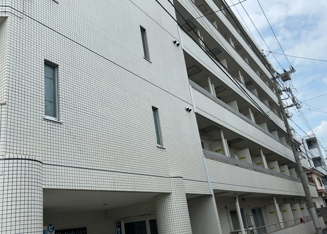 道幅が広い場所は日当たりや風通が良好です。幅が広いのですれ違いも可能ですし大きな車でも駐車可能！一方で、大型車が通ることも多くなるため交通量の増加により騒音に繋がります。また土地の値段が高くなります。