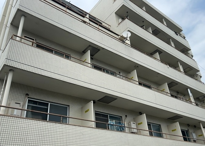 ＲＣ造、Reinforced　Concreteは直訳すると補強されたコンクリートです。主に柱や梁・床・壁が鉄筋とコンクリートで構成おり、鉄筋を組んだ型枠にコンクリートを流し込んで固めたものを指します。