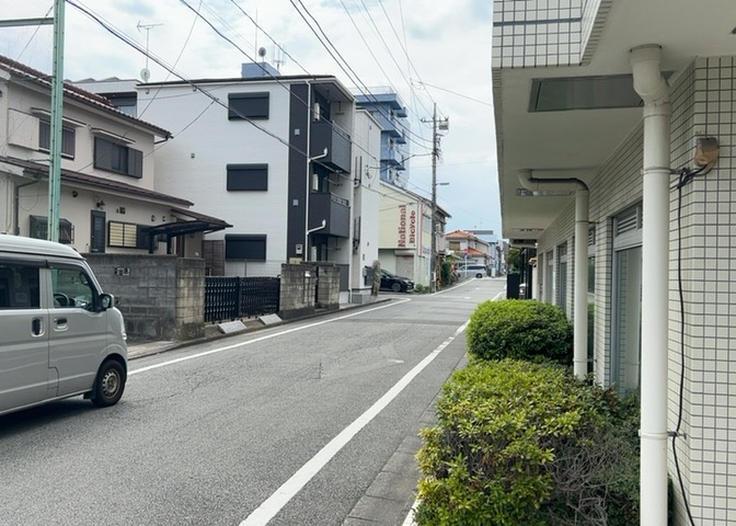 眺望を気にして物件を探す場合、前面に建物が建っていないか現地で確認しましょう！前面に建物があると景色はもちろん、日当たりや風通しにも影響が出てきます。住んだ時のことを想像しながら現地見学をしましょう。