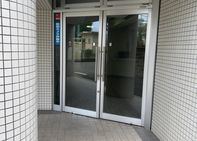 玄関は家の顔でもあり、家族以外の目にも止まる場所です。玄関は外との間を仕切る扉、靴などをしまっておく収納スペース、靴脱ぎのたたきスペース、来客とのやり取りをするドアホンなど複数のアイテムからなります。