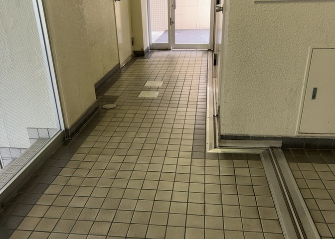 共有部分は、住民なら誰もが使える設備のこと。例えば駐車場やエレベーター、インターネット設備、セキュリティ設備などがあります。他にも、マンションの廊下・外部階段やエントランス・ゴミ置き場などがあります。