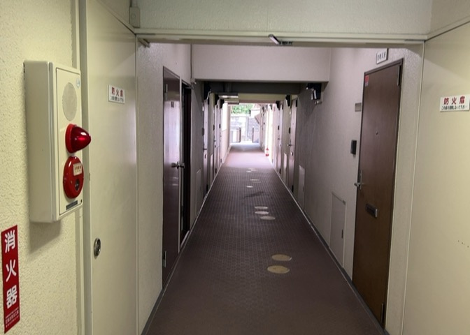 共用部分は、一棟の建物に住む区分所有者全員が共同で所有するとし、共用部分の管理、補修などは、区分所有者で形成される管理組合が行います。個人の判断で勝手に変更することはできませんので覚えておきましょう。