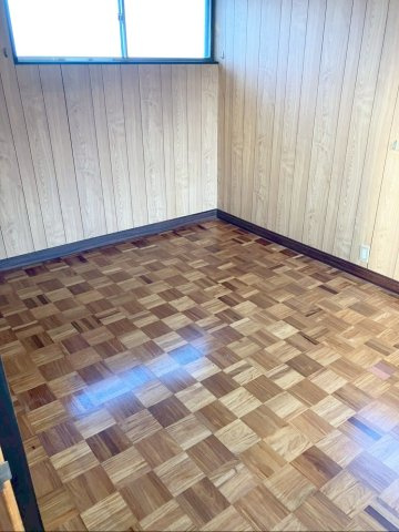 市松模様のフローリングが印象的な約6帖の洋室です！　