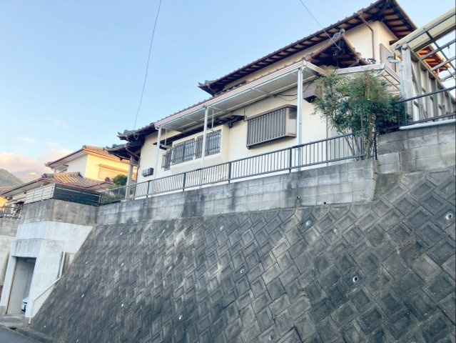 木造セメント瓦葺2階建て！コンクリート造の車庫付きです！