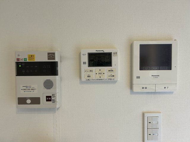 モニター付きインターホンや給湯操作パネルを設置しており、室内から来客確認やお湯張り操作が可能。セキュリティ面と利便性を兼ね備えた設備で、毎日の暮らしをより安心・快適にサポートしてくれます。