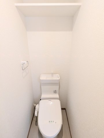 ～棚付きの3階トイレ写真～　消耗品等の収納が可能で便利です！