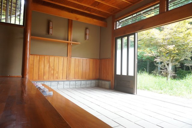 木の温もりを感じる玄関。高い天井と開放的な吹き抜けが特徴です