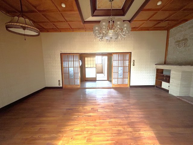 装飾天井が上質な空間を演出するおしゃれなリビングです