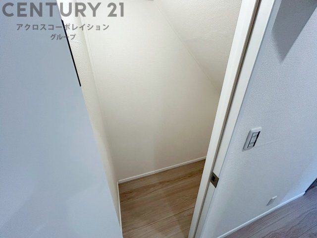 収納力が高く洋服や小物を整理しやすく、更衣室のように使え、部屋がすっきり保てます。収納の配置を自由に調整でき、換気性が良く防湿・防虫対策も可能。快適で機能的な生活空間を実現できます♪　