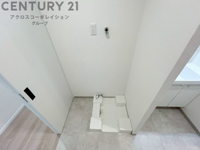 洗濯物の仕分け作業がしやすく、整理整頓が容易になります。洗濯音や湿気を他の部屋に持ち込まず、生活環境を快適に保ちます。上部を活用すれば収納スペースを確保でき洗剤や洗濯用品の整理もしやすくなります。　