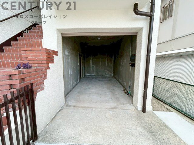 車庫付き　天井があり、雨風から愛車を守ってくれます。　