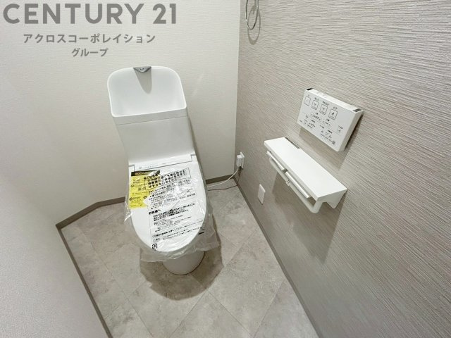 温水洗浄便座付トイレは温水洗浄機能により、暖かい水でおしりを洗浄することができ、冷たい水を使う従来の便座に比べ、温水洗浄機能で暖かいトイレを提供し、快適な使用を可能にします。　