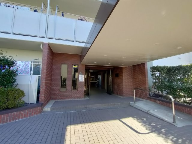 【エントランス】　落ち着いた堅牢な佇まいです。スロープ付きで、車いすの方やベビーカーを押した方にも配慮されています。