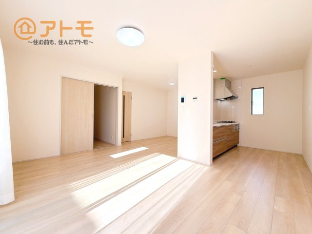 広々と開放的なLDKは、家族が自然と集まる広さ♪お子様のリビング学習にもピッタリ♪