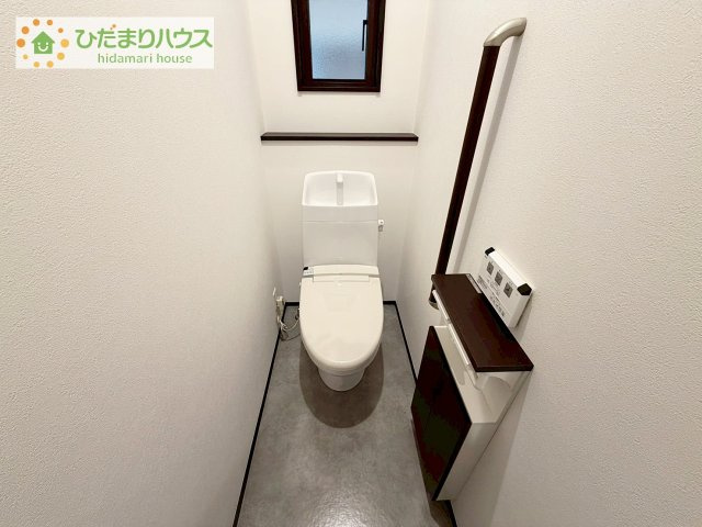 トイレ、CF交換済。明るく広いスペースのトイレです。