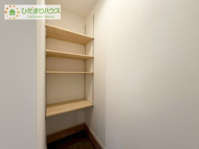 シューズクロークは、ベビーカー、ゴルフバッグなど大きな荷物を置けるので、いつでも玄関を綺麗に保てます。