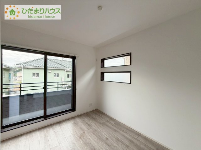 バルコニーに面しており寝室、子供部屋として使いやすいサイズ感。採光・通風良好です。リフォーム済で非常にキレイです。