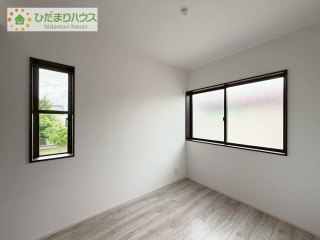 テレワーク・趣味部屋・収納部屋など多用途に活用可能。コンパクトながら使い勝手の良い空間です。