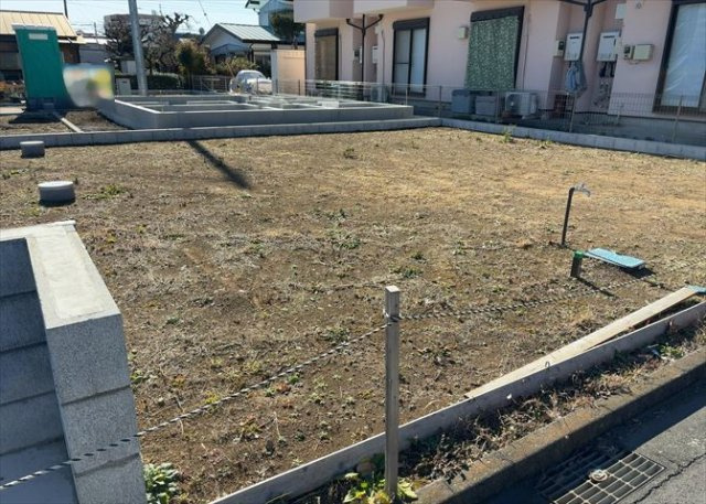 現地に行くなら、物件の周囲の地形がどうなっているかを見ることも大切です。周辺より低くなっている土地では、大雨などで水が集まりやすいため、地盤が弱くなっているということも考えられるため、注意が必要です。