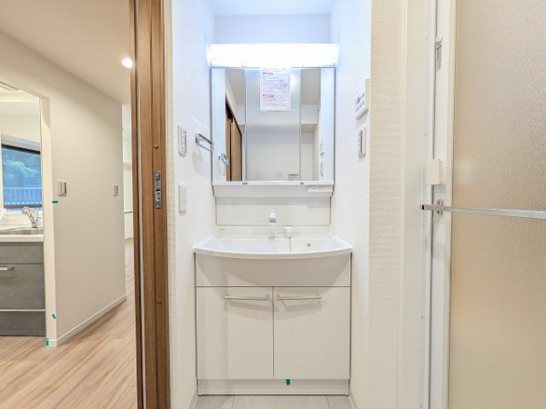 【グリーンコーポ多摩ニュータウン南大沢の独立洗面台】