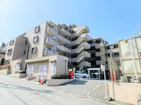 【グリーンコーポ多摩ニュータウン南大沢の外観】