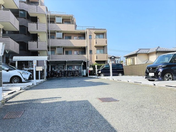 【グリーンコーポ多摩ニュータウン南大沢の敷地内駐車場】