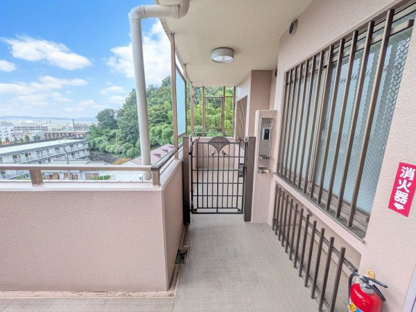 【グリーンコーポ多摩ニュータウン南大沢の玄関】