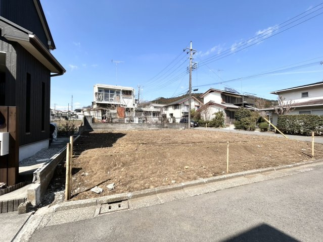 隣家の土地はどうなっているのか、生活利便施設が近くにあるのか、学校まで近いかなど、お客様のライフスタイルにあわせたイメージが重要です。また、近くにあると困る施設が近くにないかも確認するといいでしょう。