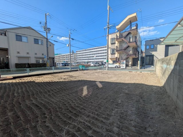 北西角地です。西側道路幅員約7.1ｍ、北側道路幅員約6ｍございます。