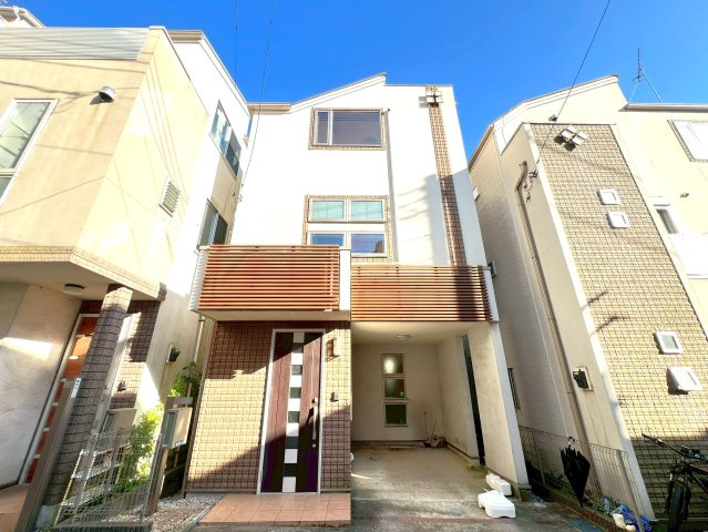 新杉田駅までフラットな道のりでアクセス可能です。　また、開発分譲地内の為、交通量も少なく住環境良好です。
