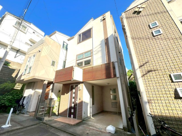 新杉田駅までフラットな道のりでアクセス可能です。　また、開発分譲地内の為、交通量も少なく住環境良好です。