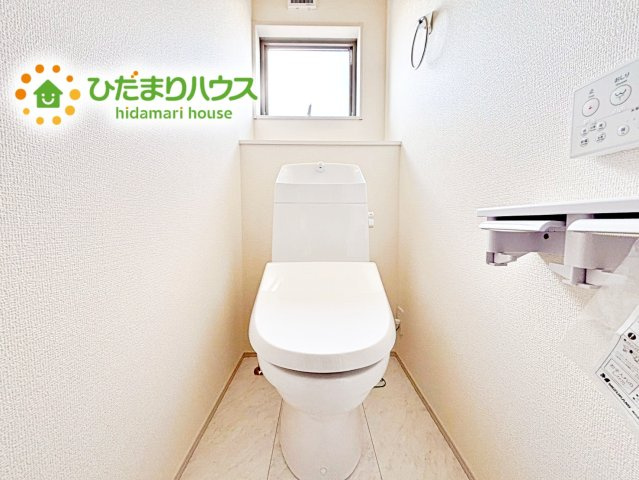 白を基調としたトイレは、インテリア次第でどんな空間になるかワクワクしますね♪