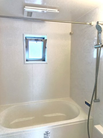 マンションでは珍しい、浴室に窓が有りますので、通気も良いです。2026年10月撮影