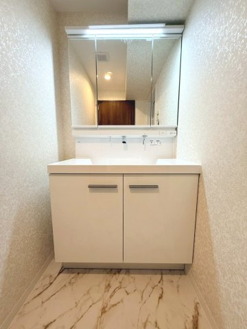 三面鏡ミラーキャビネット付き洗面化粧台は、収納力と使い勝手を兼ね備えています