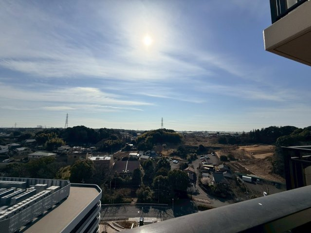 南側バルコニーの眺望、13階からの眺望は街並みを一望でき、どこまでも続く空の広がりが印象的です