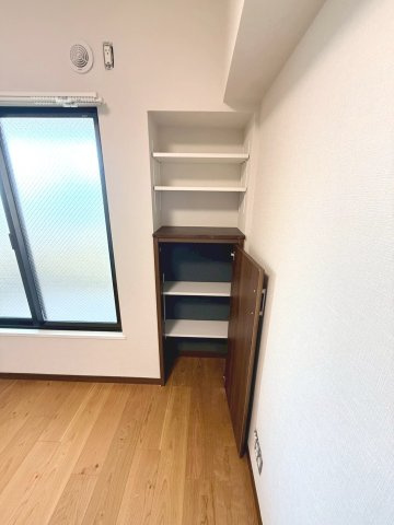 洋室約5.1帖は棚付き収納と物入を備え、身の回りの物を整理しやすい設計です