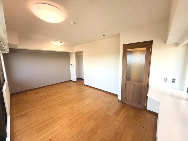 木目の温もりとアクセントクロスが調和し、毎日を心地よく過ごせる住まいに仕上がりました