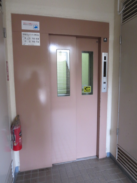 各階停止エレベーターあり