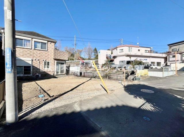 前面道路は閑静な住宅地をはしる車通りの少ない道路。お車の出し入れが苦手なママや小さなお子様にも安心　